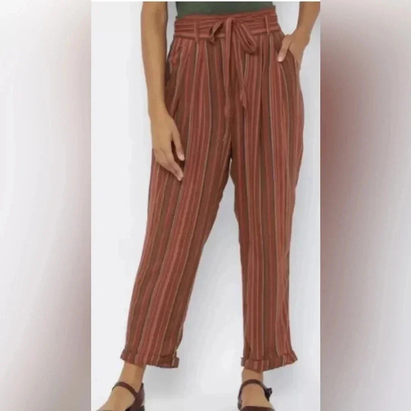 American Eagle Womens Red High Waisted Belted Tapered Leg Pants Size XS - Picture 1 of 9
